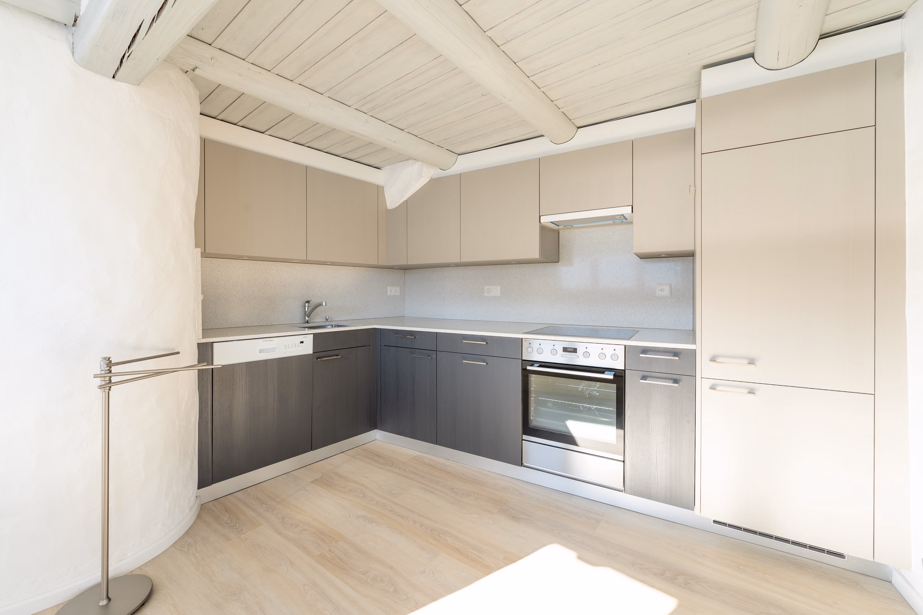 Moderne, offene Küche mit hellen Fronten